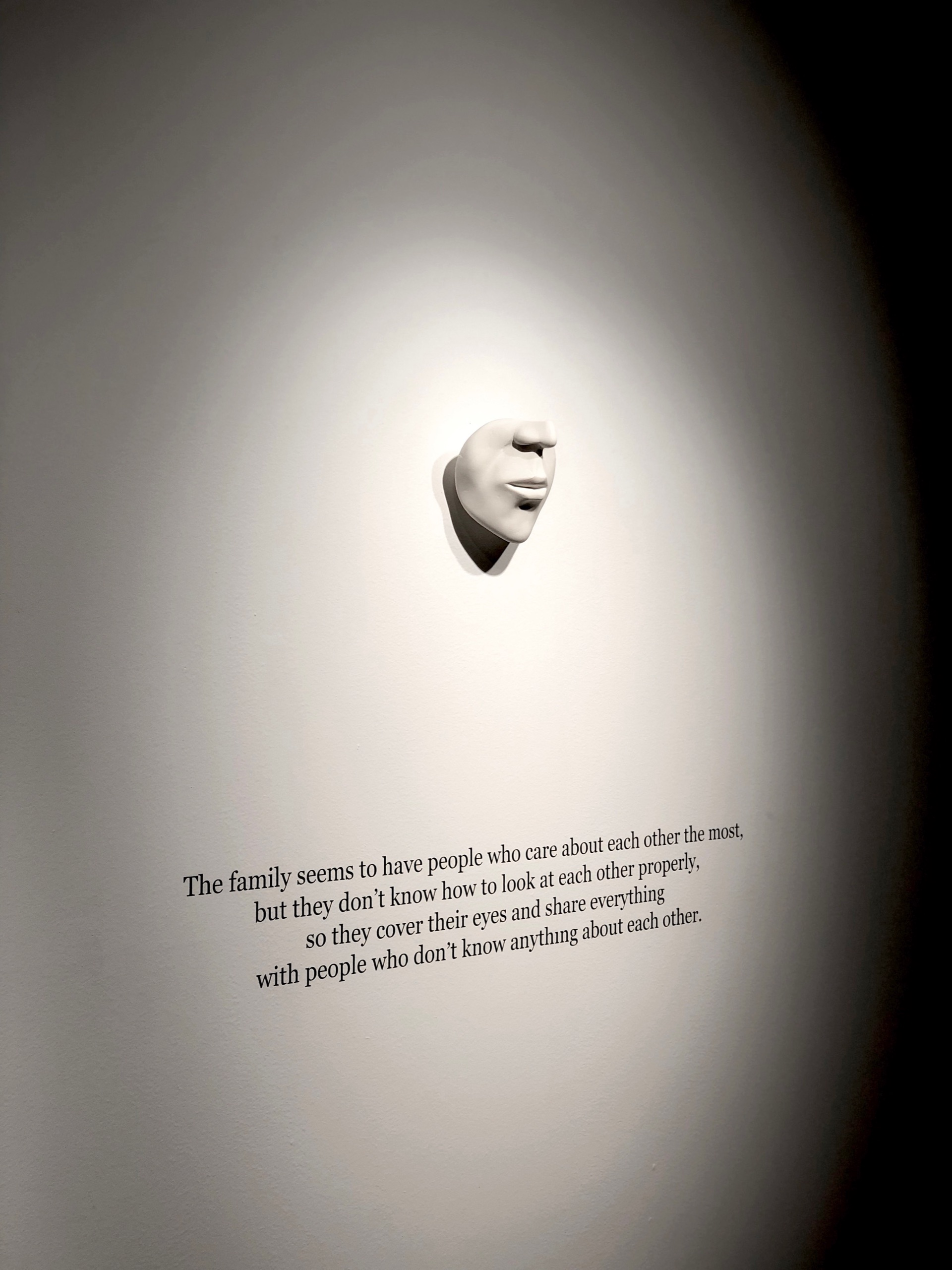 얼굴이 없는 얼굴, 2022, Plaster clay, wood, and text on the wall — OYOUNG