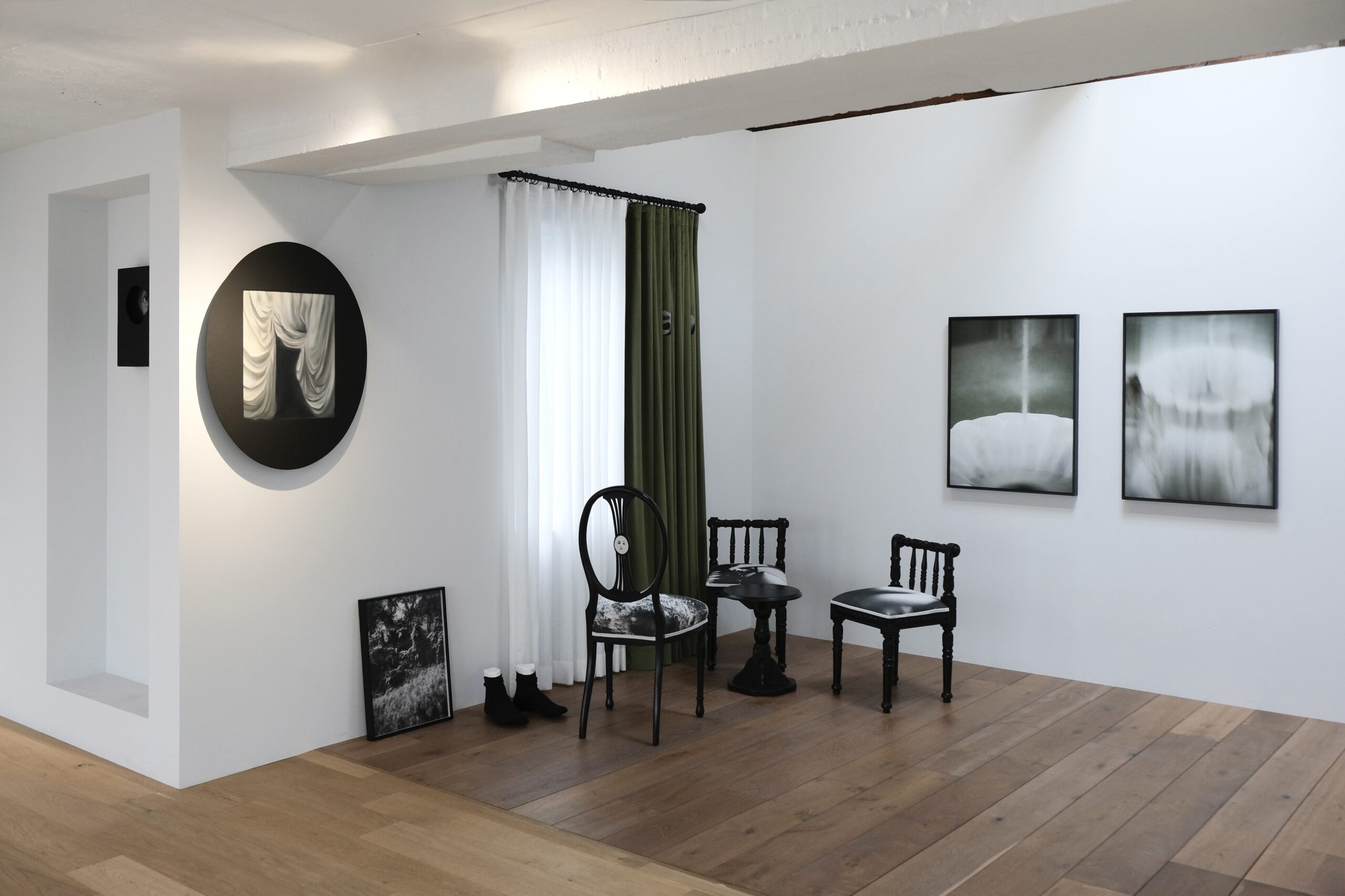 DAY, YET LINGERING LE JOUR DEMEURE installation view 1